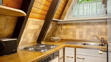 Frigorífico, microondas, placa de cocina y cafetera o tetera