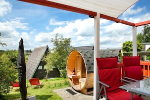 Outdoor dining - Vacation Home "Villa Königsdorf Am See" with Lake View, Private Terrace & Wi-Fi (Waldkirchen)