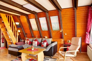 TV, DVD player - Vacation Home "Villa Königsdorf Am See" with Lake View, Private Terrace & Wi-Fi (Waldkirchen)