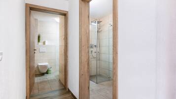 Een douche, handdoeken