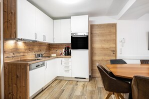 Refrigerador, horno, parrilla de estufa y lavavajillas 