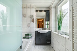 Dusche, kostenlose Toilettenartikel, Haartrockner, Handtücher