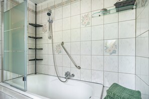 Dusche, kostenlose Toilettenartikel, Haartrockner, Handtücher