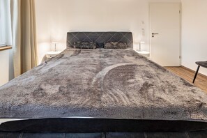 2 عدّة غرف نوم وواي فاي مجانًا وملاءات أسرّة