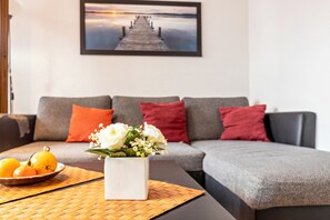 TV - Apartment 'Andrea' with Lake View, Private Terrace and Wi-Fi (Öhningen)