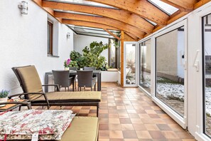 Outdoor dining - Apartment 'Andrea' with Lake View, Private Terrace and Wi-Fi (Öhningen)