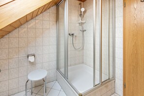 Shower, hair dryer, towels - Apartment 'Lucia' with Lake View, Balcony and Wi-Fi (Öhningen)