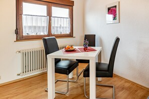 Dining - Apartment 'Lucia' with Lake View, Balcony and Wi-Fi (Öhningen)