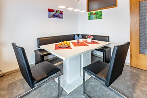 Dining - Apartment 'Maria' with Lake View, Balcony and Wi-Fi (Öhningen)