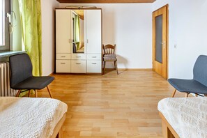 2 bedrooms, free WiFi, bed sheets - Apartment 'Maria' with Lake View, Balcony and Wi-Fi (Öhningen)