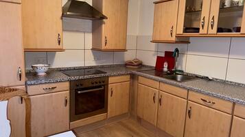 Kühlschrank, Ofen, Herdplatte, Wasserkocher mit Kaffee-/Teezubehör