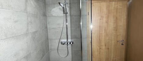 Chuveiro, produtos de toalete grátis, secador de cabelo