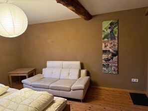 1 bedroom, free WiFi, bed sheets - Apartment 'Schöneberger Bauernhof - Hühnerhaus' with Shared Garden and Wi-Fi (Hofgeismar OT Schöneberg)