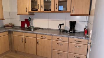 Fridge, oven, stovetop, coffee/tea maker