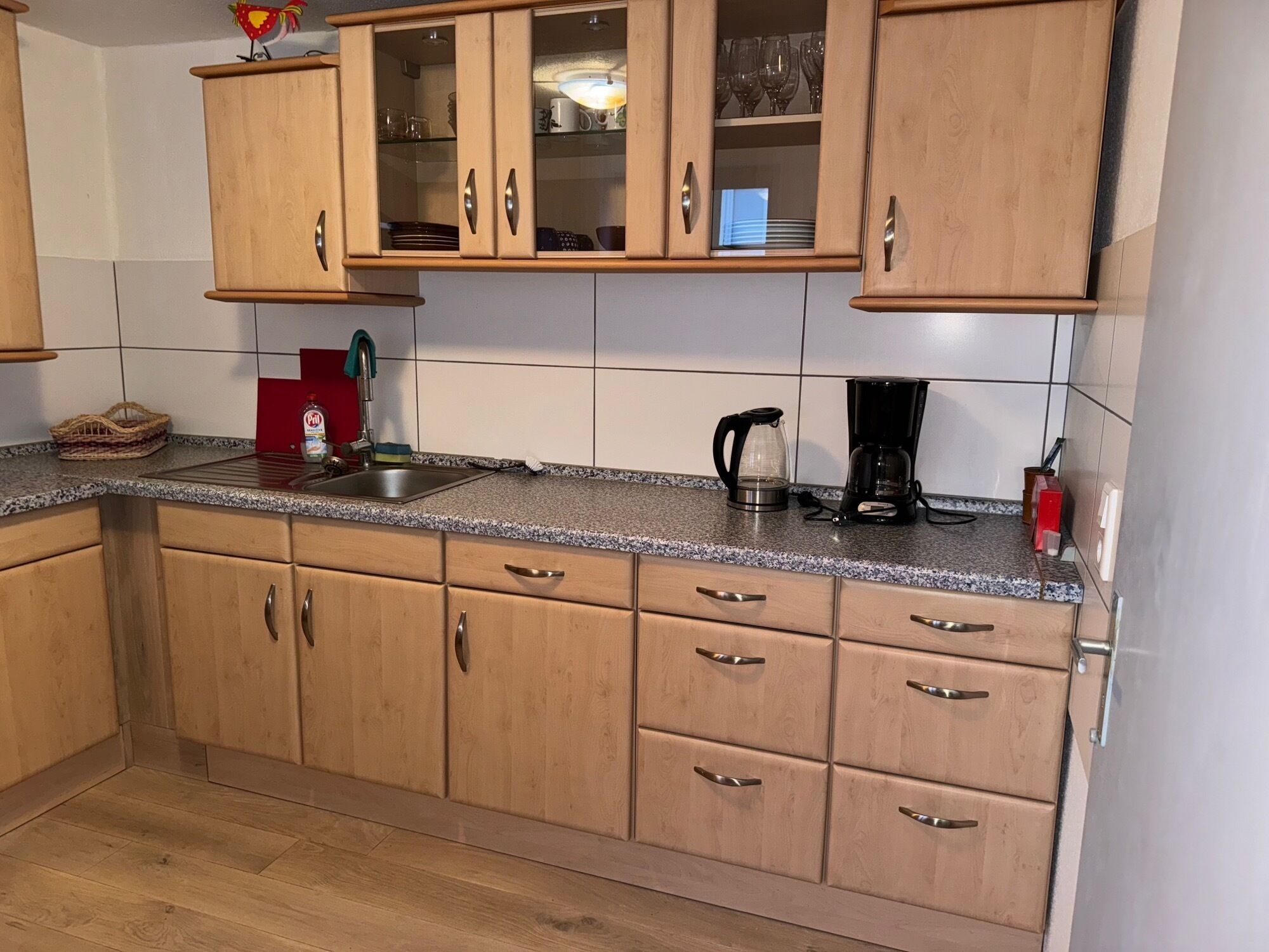 Kühlschrank, Ofen, Herdplatte, Wasserkocher mit Kaffee-/Teezubehör