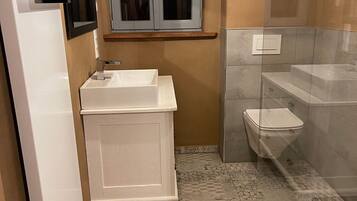 Ducha, artículos de tocador gratuitos, secador de pelo, toallas