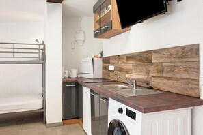 Fridge, stovetop, dishwasher, electric kettle - Studio Holiday Apartment "Lilly" with Wi-Fi (Messkirch)