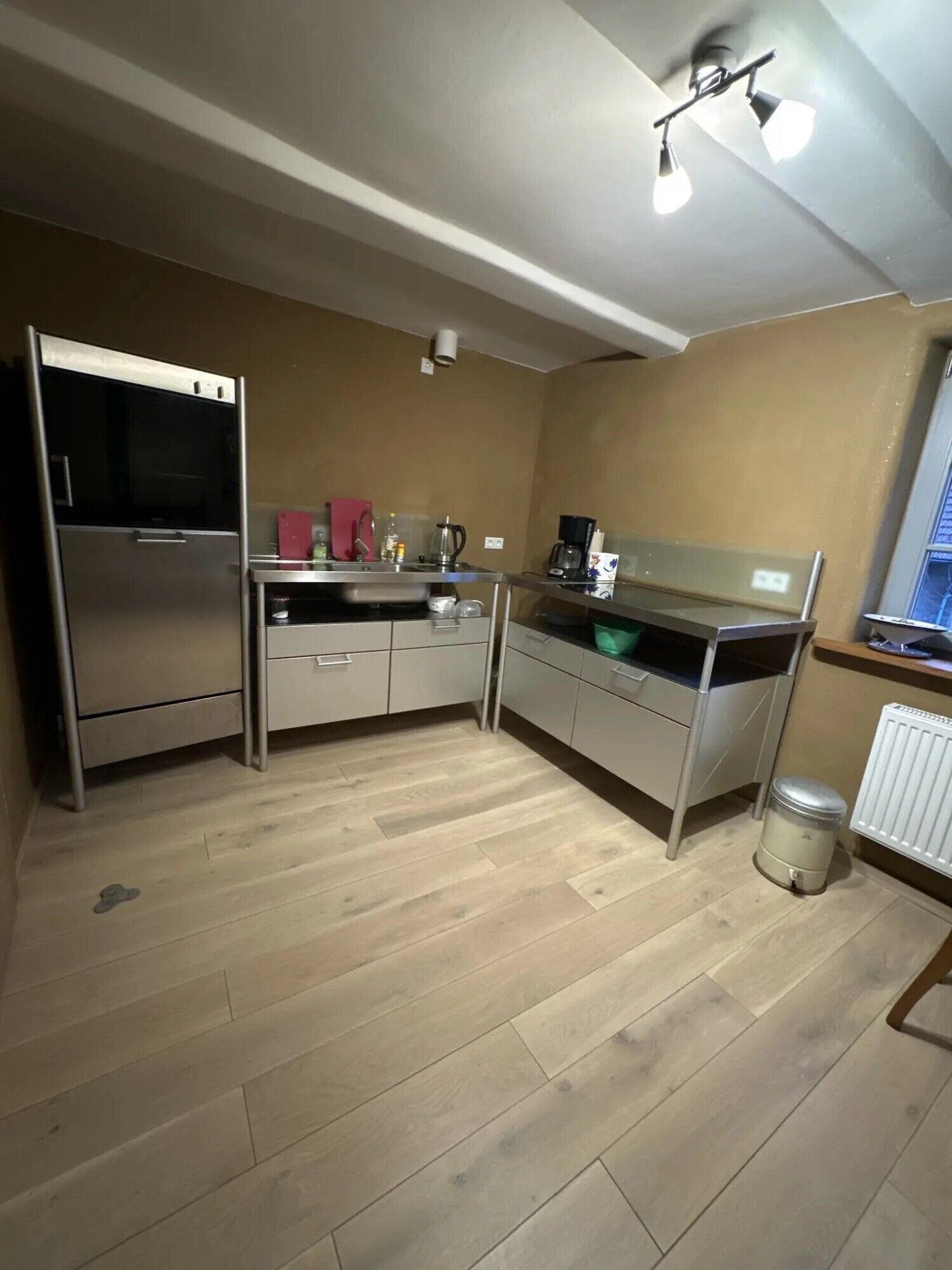 Kylskåp, ugn, spishäll och diskmaskin