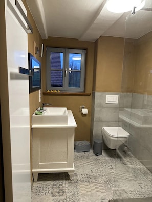 Ein Badezimmer mit Toilette, Waschbecken und Fenster.
