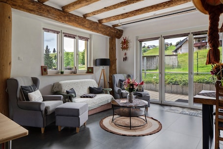 Fernseher. Ferienwohnung 'Fewo Schwarzwaldflair Mit Eventraum' mit Privatterrasse und WLAN