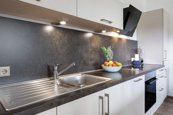 Fridge, microwave, oven, stovetop - Apartment 'Ulrich' with Mountain View, Shared Terrace and Wi-Fi (Oberried-Hofsgrund)