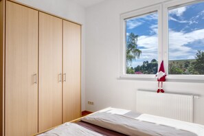 2 bedrooms, iron/ironing board, free WiFi, bed sheets - Apartment 'Ulrich' with Mountain View, Shared Terrace and Wi-Fi (Oberried-Hofsgrund)