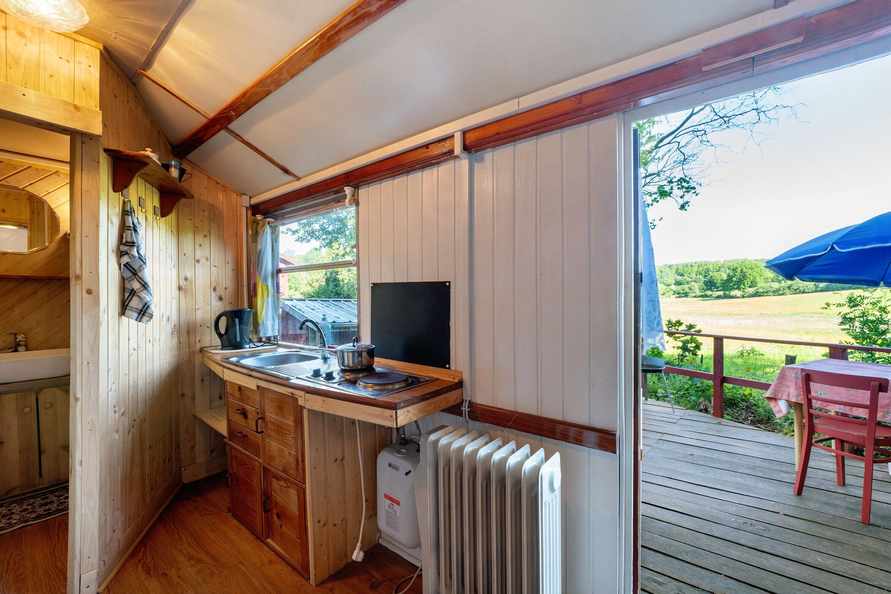 Kühlschrank, Herdplatte, Wasserkocher, Toaster