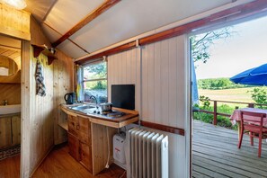 Fridge, stovetop, electric kettle, toaster