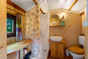Shower, towels - Apartment 'Ferien Tinyhaus Im Tal' with Private Terrace and Wi-Fi (Ascheffel)