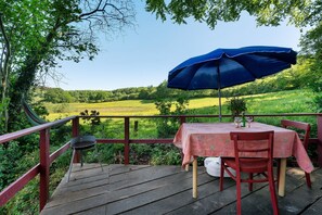 Outdoor dining - Apartment 'Ferien Tinyhaus Im Tal' with Private Terrace and Wi-Fi (Ascheffel)