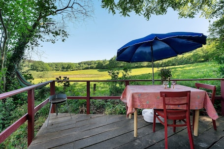 Outdoor dining. Apartment 'Ferien Tinyhaus Im Tal' with Private Terrace and Wi-Fi