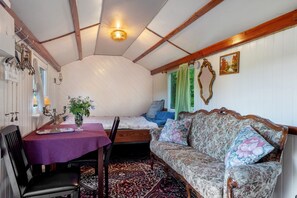 1 bedroom, iron/ironing board, free WiFi, bed sheets - Apartment 'Ferien Tinyhaus Im Tal' with Private Terrace and Wi-Fi (Ascheffel)