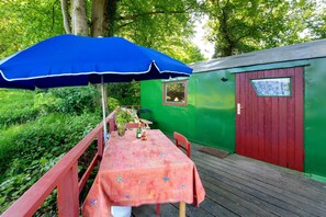 Outdoor dining - Apartment 'Ferien Tinyhaus Im Tal' with Private Terrace and Wi-Fi (Ascheffel)