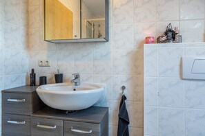 Ducha, artículos de higiene personal gratuitos y secador de pelo