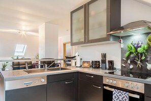 Refrigerador, microondas, horno, placa de cocina