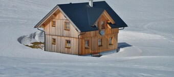 Holiday Home 'Kleine Winklerhütte' with Mountain View and Private Garden