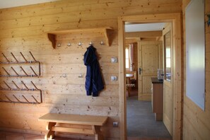 Interior - Holiday Home 'Kleine Winklerhütte' with Mountain View and Private Garden (Tauplitz)