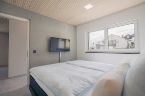 2 bedrooms, iron/ironing board, free WiFi, bed sheets
