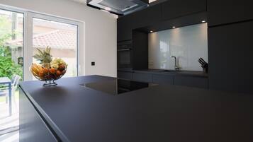 Kühlschrank, Mikrowelle, Ofen, Herdplatte