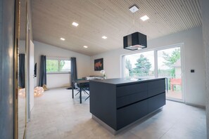 Games room - Apartment 'Ferienwohnung Alpenblick 75qm' with Shared Garden, Balcony and Wi-Fi (Owingen)