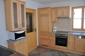 Fridge, microwave, oven, stovetop - Holiday Home 'Große Winklerhütte' with Mountain View and Private Garden (Tauplitz)