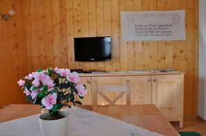 Dining - Holiday Home 'Große Winklerhütte' with Mountain View and Private Garden (Tauplitz)