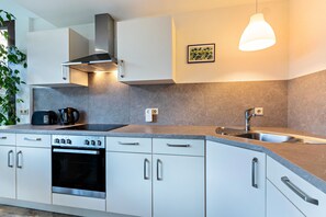 Køleskab, mikrobølgeovn, ovn, kogeplade