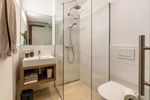 Ducha, secador de pelo, toallas
