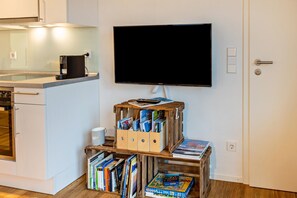 Fridge, oven, stovetop, dishwasher - Studio Apartment 'Sonnenhalde' with Lake View, Private Terrace and Wi-Fi (Moos)