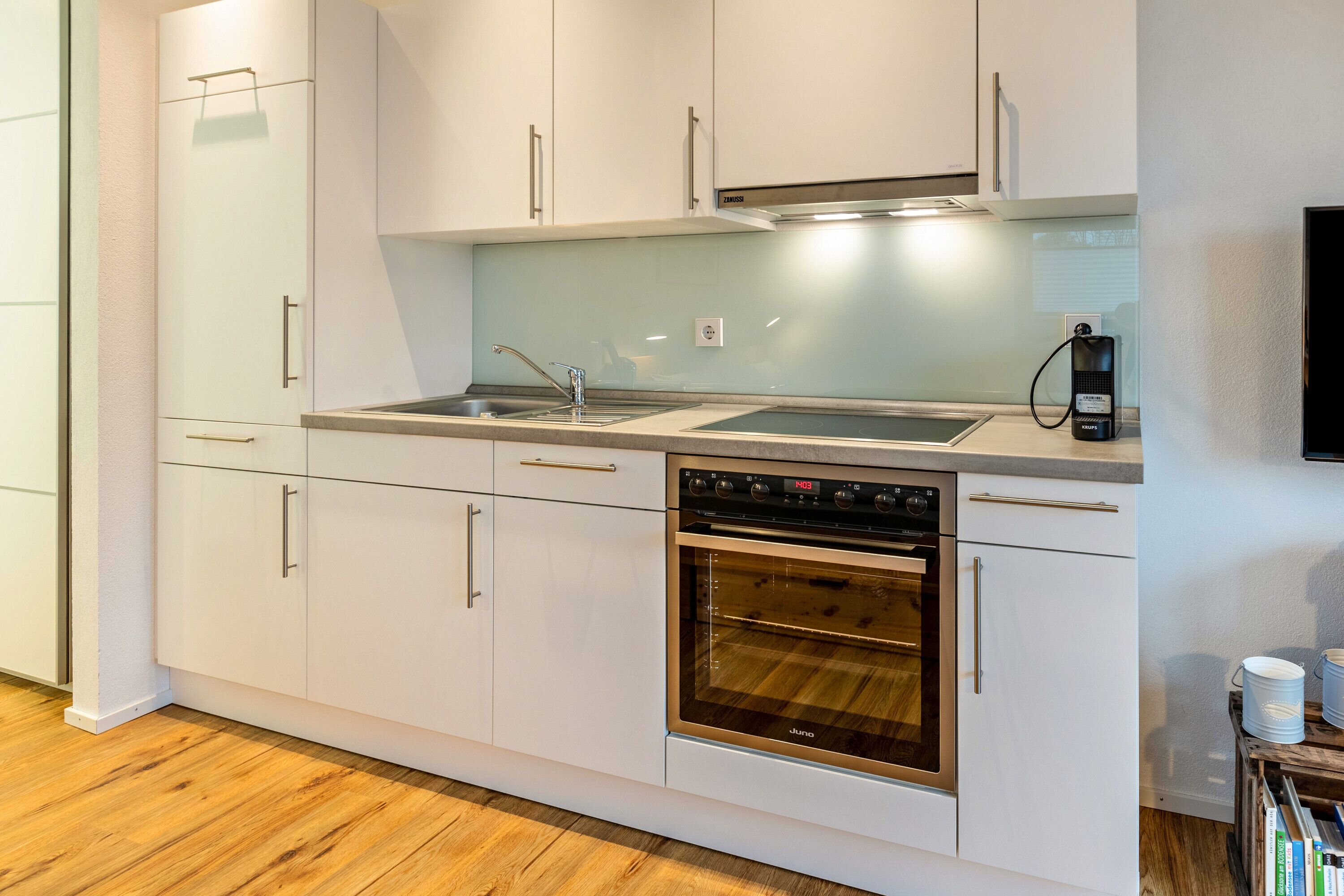 Frigorífico, horno, placa de cocina y lavavajillas