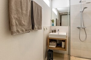 Shower, hair dryer, towels - Studio Apartment 'Sonnenhalde' with Lake View, Private Terrace and Wi-Fi (Moos)