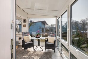 Dining - Holiday Home 'Ferienhaus Am See mit Boot' with Private Terrace, Wi-Fi and Air Conditioning (Mustin)