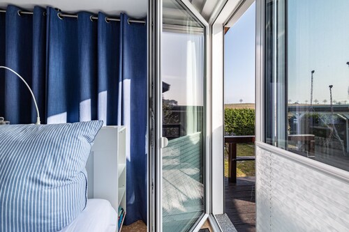 'Ferienhaus Am See mit Boot', privater Terrasse, WLAN und Klimaanlage