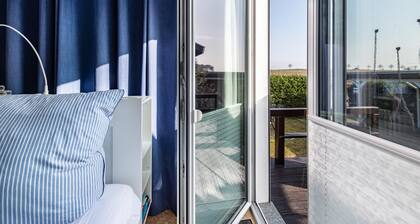 'Ferienhaus Am See mit Boot', privater Terrasse, WLAN und Klimaanlage